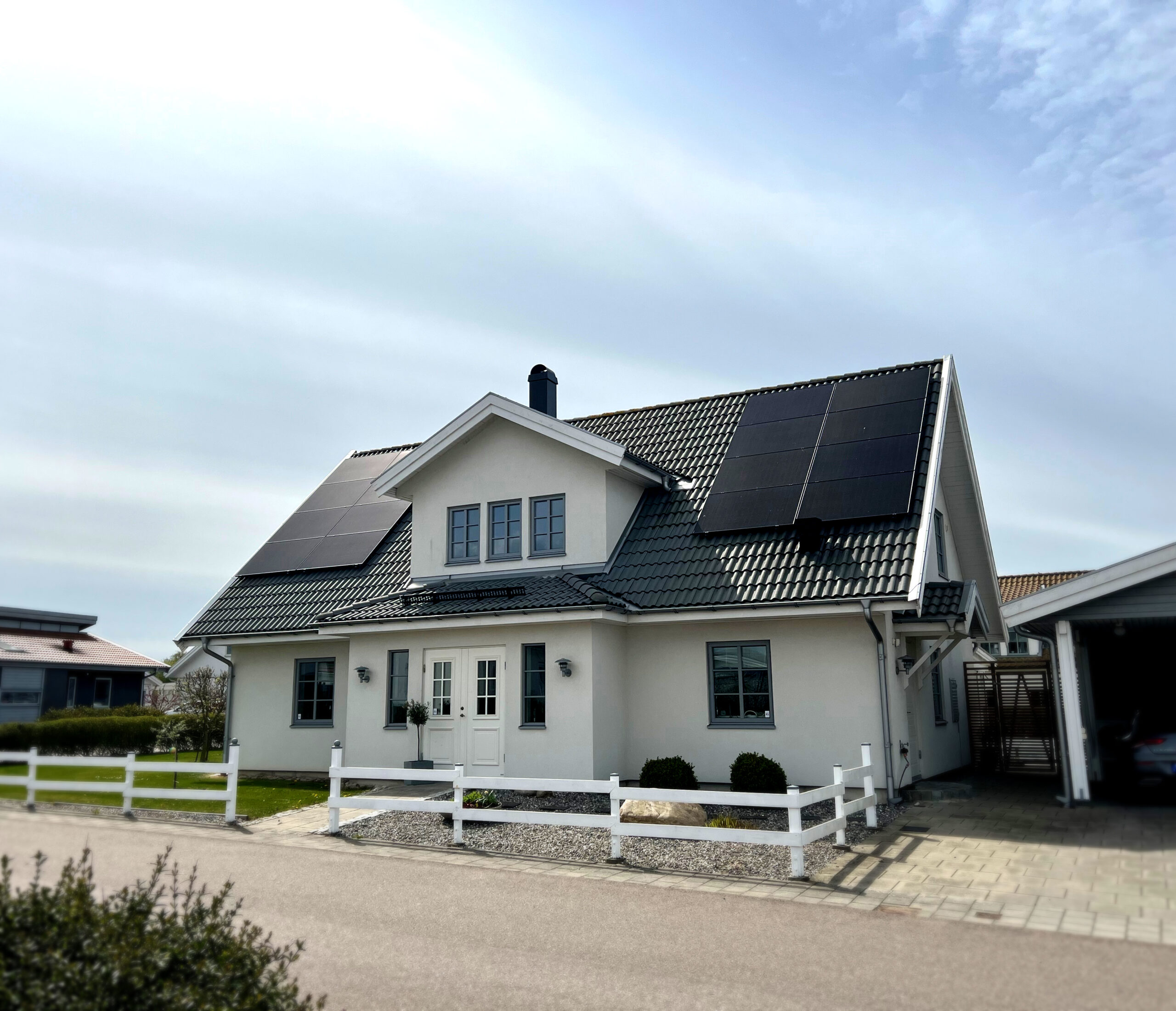 Solceller helsvart utförande på villa med takkupa i Helsingborg