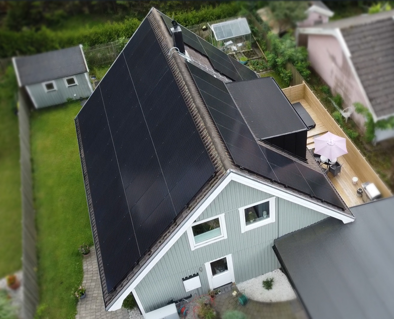 Svarta solceller på sadeltak med takkupa i Höganäs.